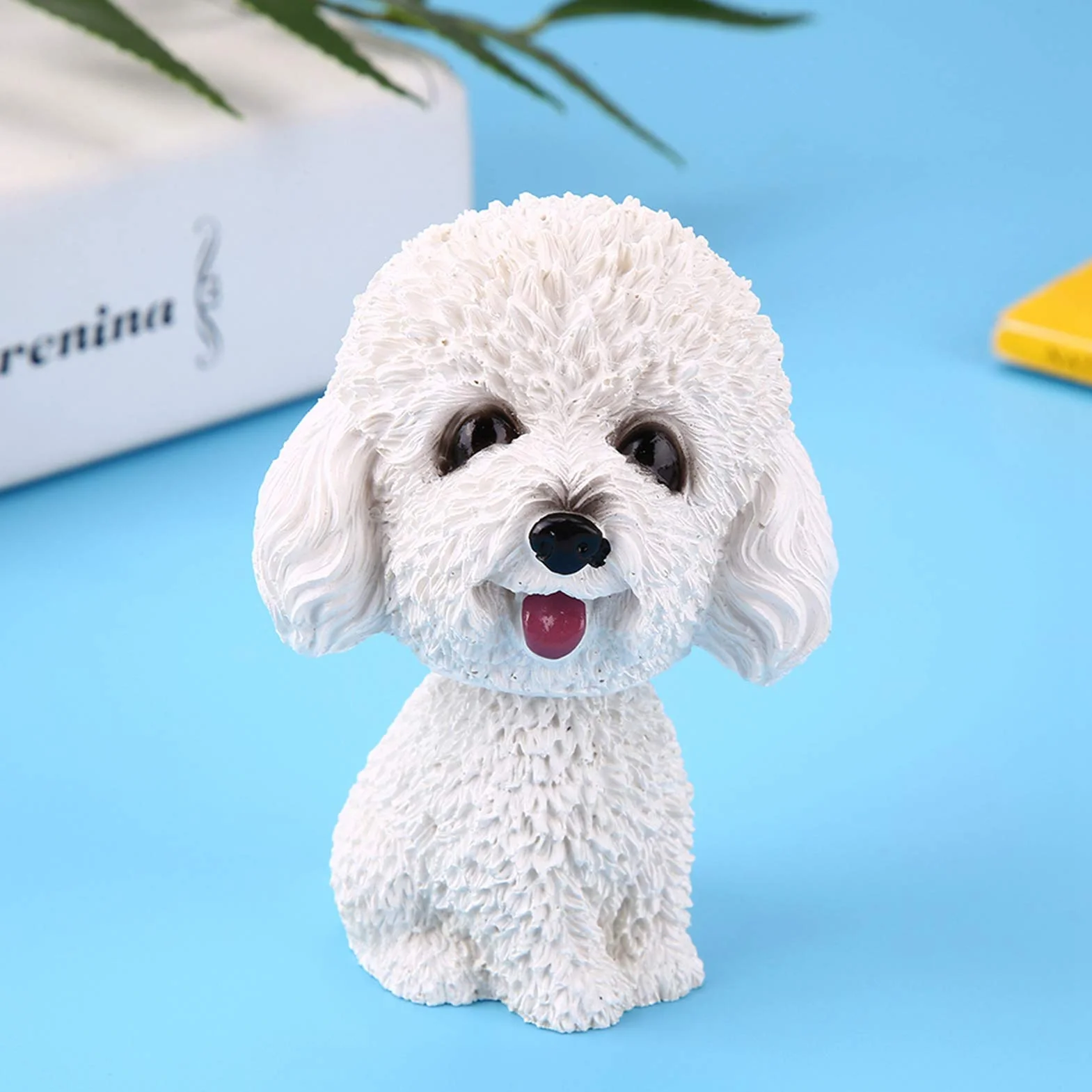 Kiwający Pies do Samochodu Tańcząca Bobble Head Dog Westie Deska Rozdzielcza Żywica Biała Symulacja Potrząsająca głową Pies Decor Bobble Head Zabawka Wnętrze Samochodu Ozdoba (Miś (biały))