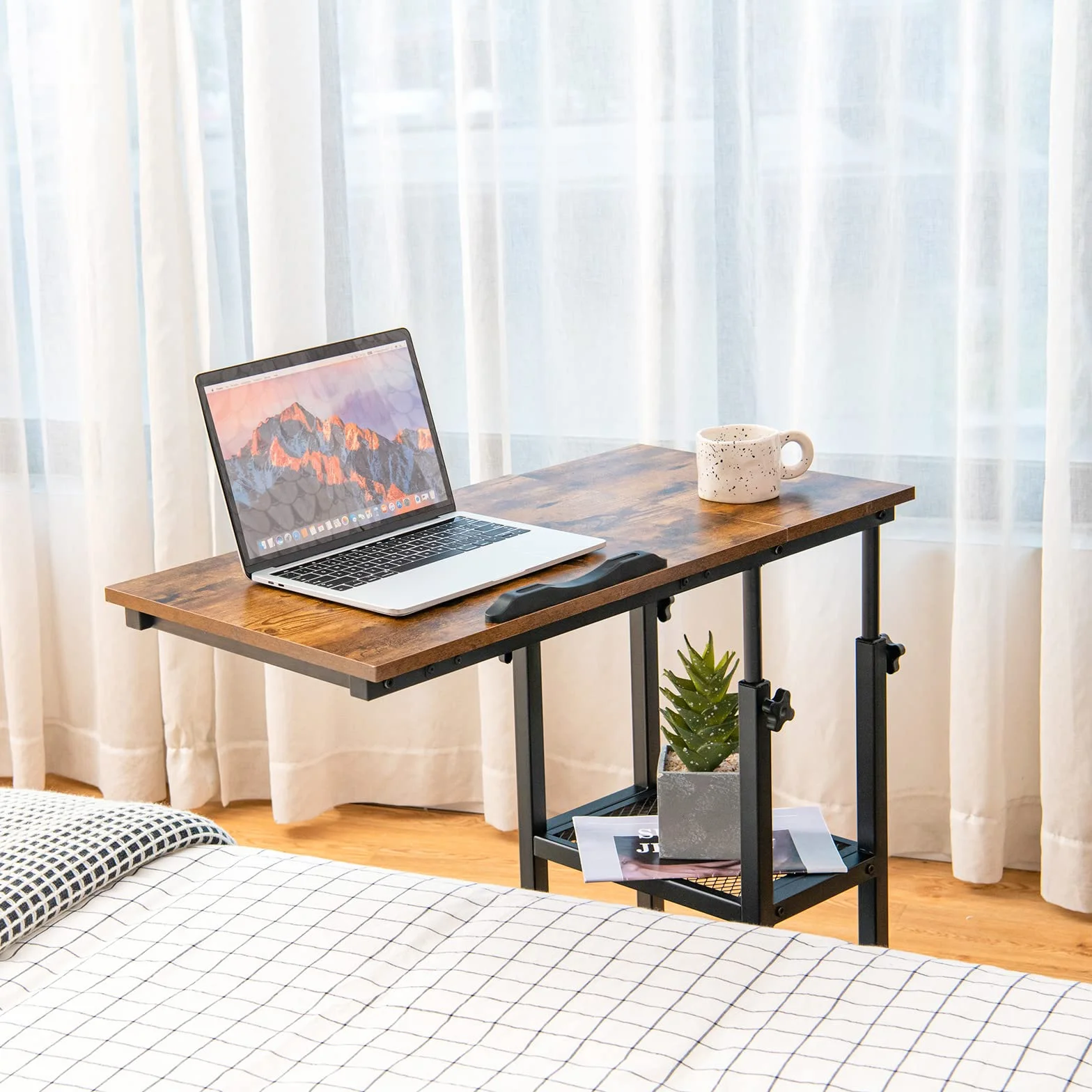 COSTWAY Stolik pod laptopa z regulacją wysokości i nachylenia, 3 poziomy, w kształcie litery C, na kółkach, 80 x 40 x 95 cm, brązowy