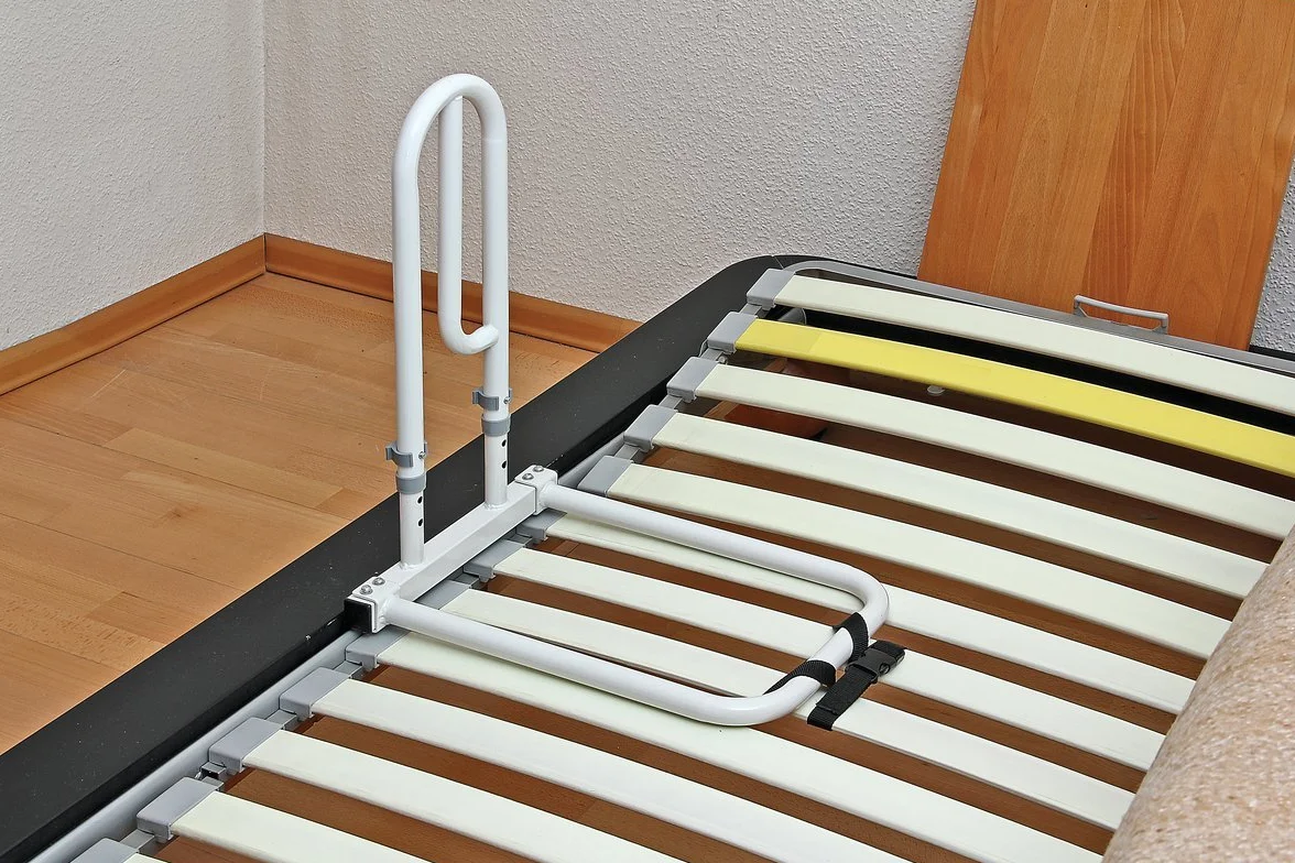 Alberts System wspomagający wstawanie z łóżka uchwyt stal powlekana biały 21 mm płytka tworzywo sztuczne 330 x 560 x 620 mm biała