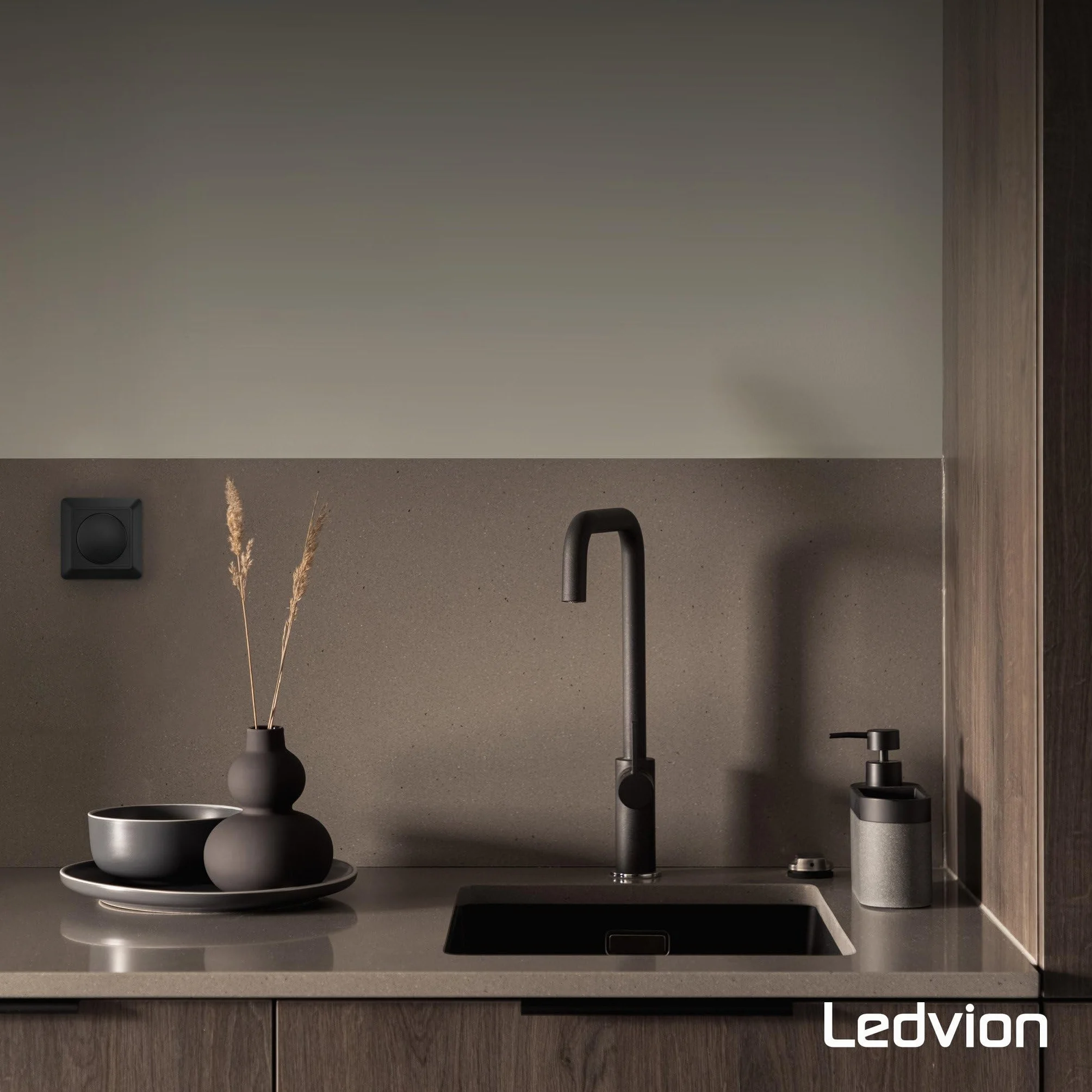 Ledvion - Ściemniacz LED pokrywa czarna, z przyciskiem