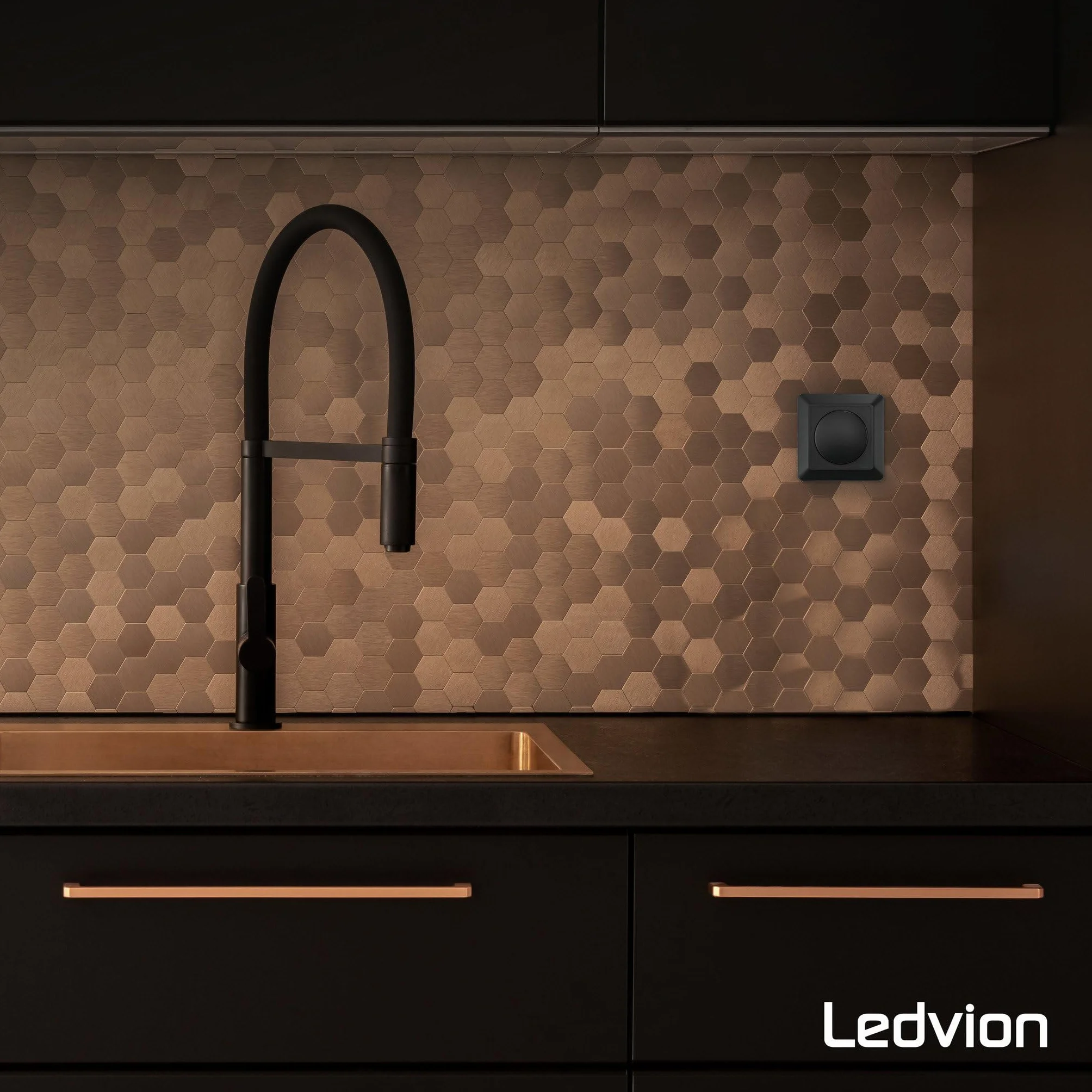 Ledvion - Ściemniacz LED pokrywa czarna, z przyciskiem