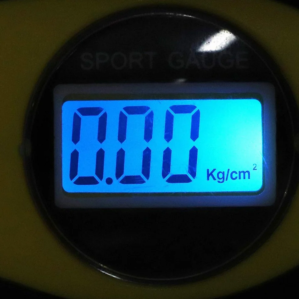 Precyzyjny Miernik Ciśnienia w Oponach Samochodowych Wyświetlacz LCD Elektroniczny Czujnik Cyfrowy Nocny żółty Czarny