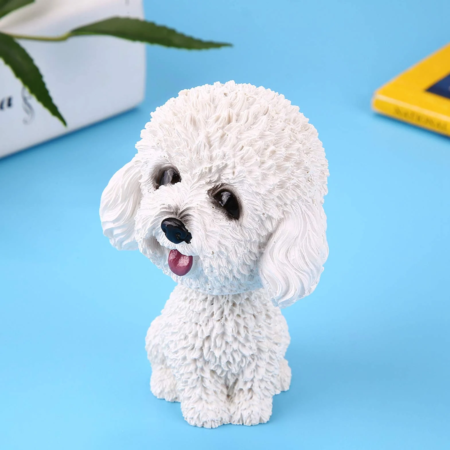 Kiwający Pies do Samochodu Tańcząca Bobble Head Dog Westie Deska Rozdzielcza Żywica Biała Symulacja Potrząsająca głową Pies Decor Bobble Head Zabawka Wnętrze Samochodu Ozdoba (Miś (biały))