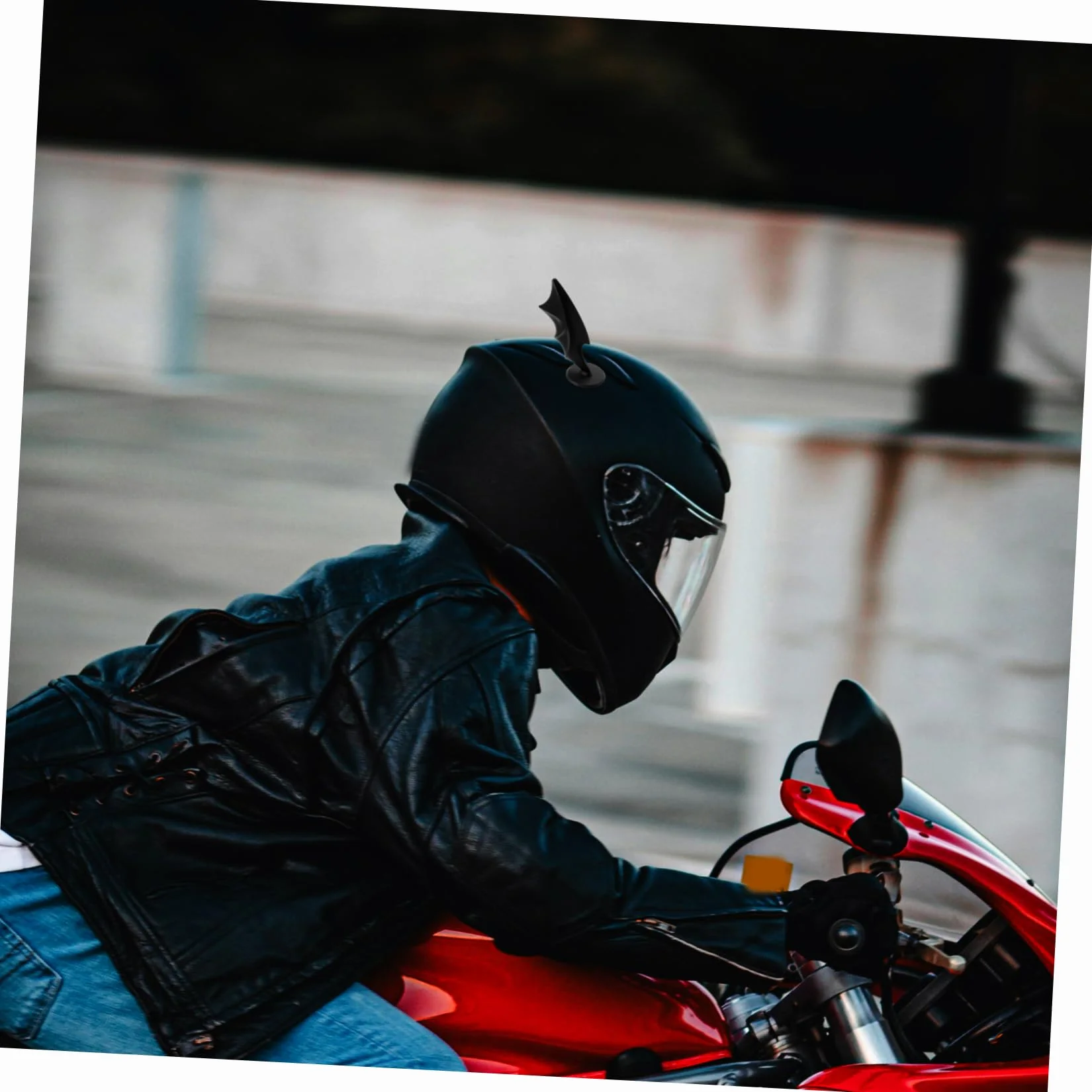 1para Skrzydeł Nietoperza z Przyssawkami Do Kasku Motocyklowego Elegancka Dekoracja Kasku Narty i Rower Szybka i Łatwa Instalacja Akcesoria Do Czarne Skrzydła