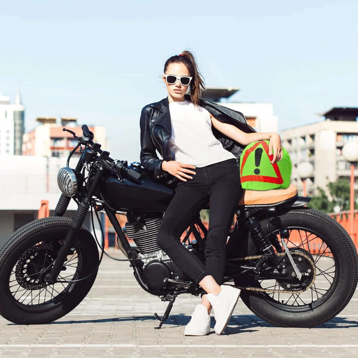 Trójkąt ostrzegawczy na kask motocyklowy, trójkąt ostrzegawczy, trójkąt ostrzegawczy, osłona na kask, pokrowiec na kask motocyklowy, worek do ochrony przed wypadkiem, oznakowanie miejsc